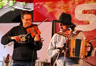 Yannik und Helt performing